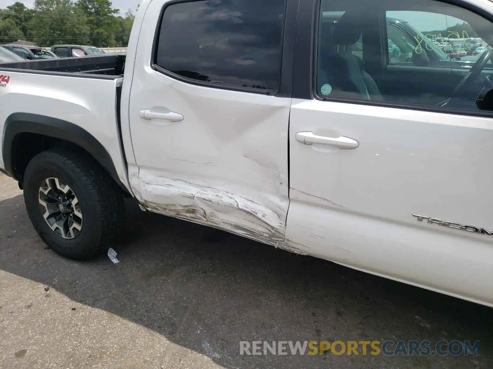 9 Photograph of a damaged car 5TFCZ5AN4LX231117 TOYOTA TACOMA 2020