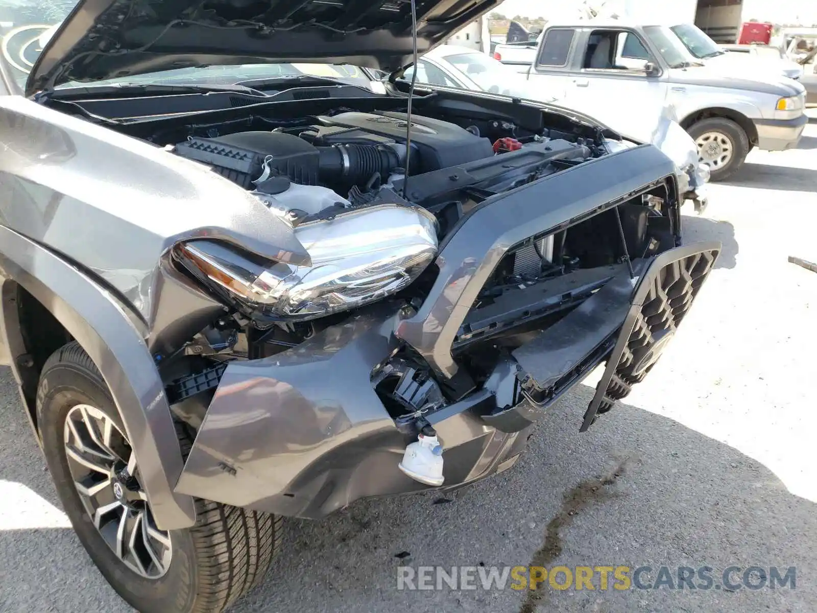 9 Photograph of a damaged car 5TFCZ5AN4LX232798 TOYOTA TACOMA 2020