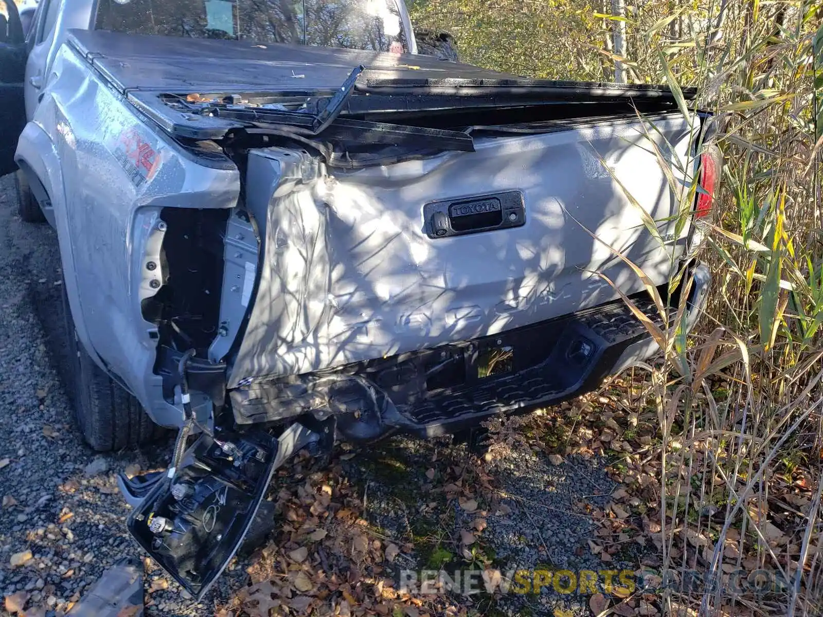 10 Photograph of a damaged car 5TFCZ5AN4LX237791 TOYOTA TACOMA 2020