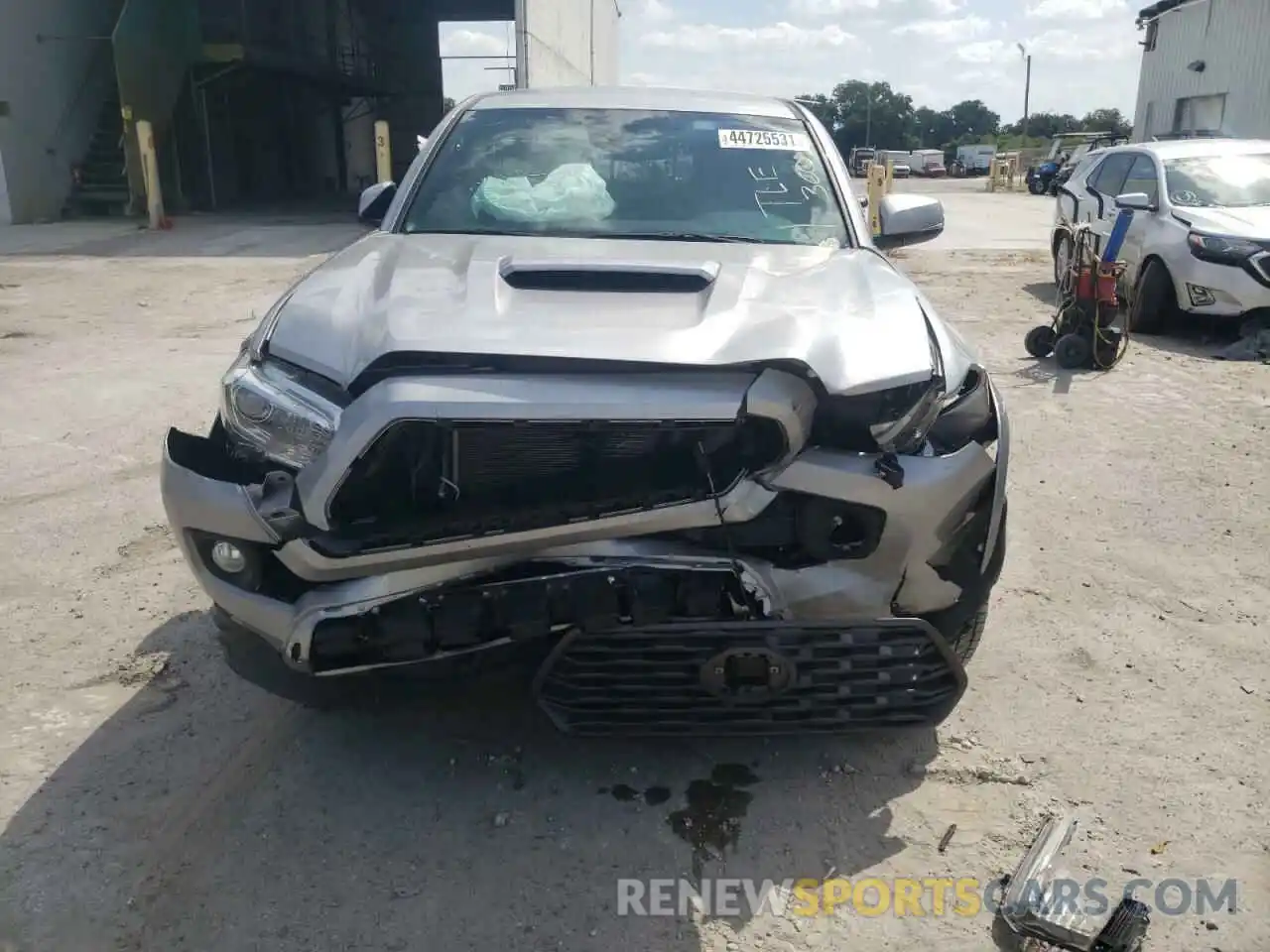 9 Photograph of a damaged car 5TFCZ5AN4LX238441 TOYOTA TACOMA 2020