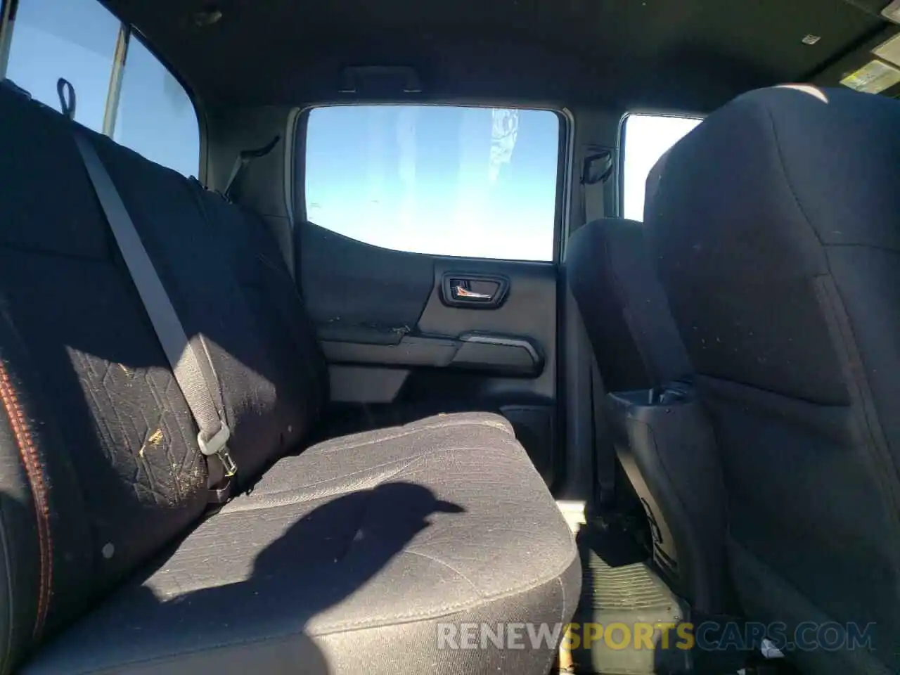 6 Photograph of a damaged car 5TFCZ5AN5LX212978 TOYOTA TACOMA 2020