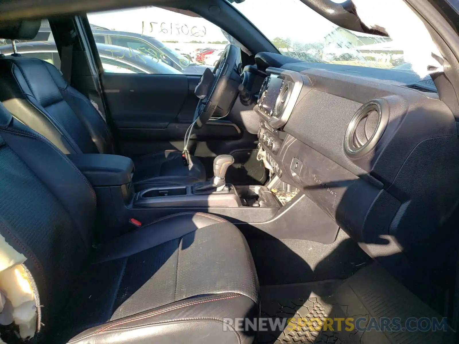 5 Photograph of a damaged car 5TFCZ5AN5LX221695 TOYOTA TACOMA 2020