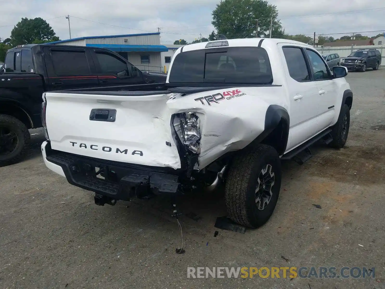 9 Photograph of a damaged car 5TFCZ5AN5LX238576 TOYOTA TACOMA 2020