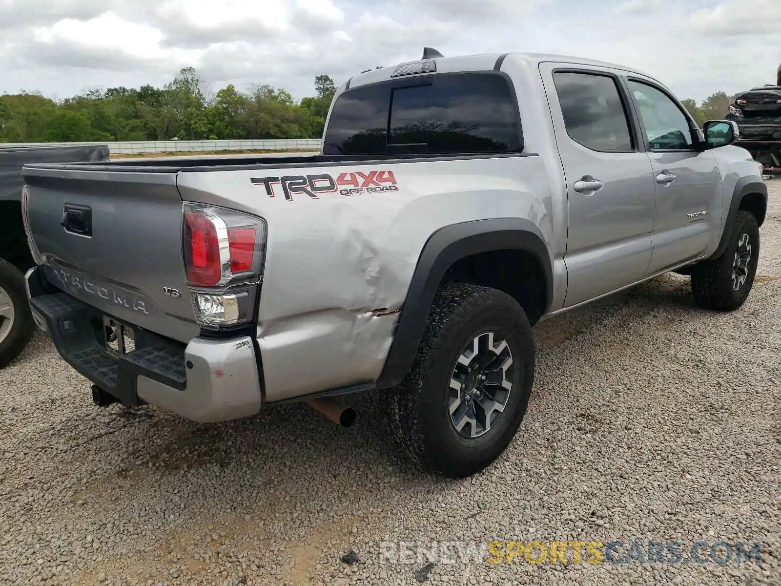 4 Photograph of a damaged car 5TFCZ5AN6LX226288 TOYOTA TACOMA 2020