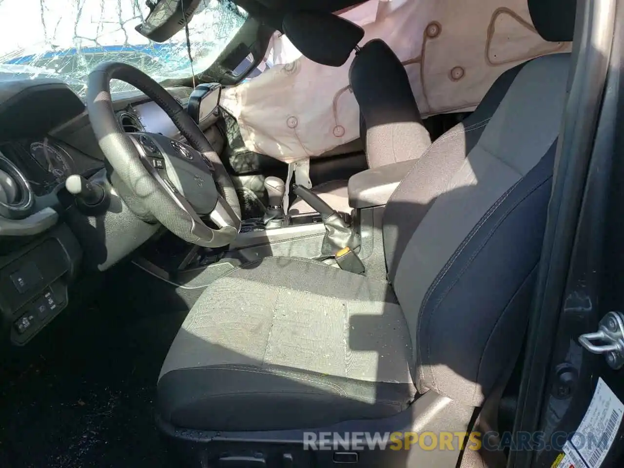 5 Photograph of a damaged car 5TFCZ5AN6LX229398 TOYOTA TACOMA 2020