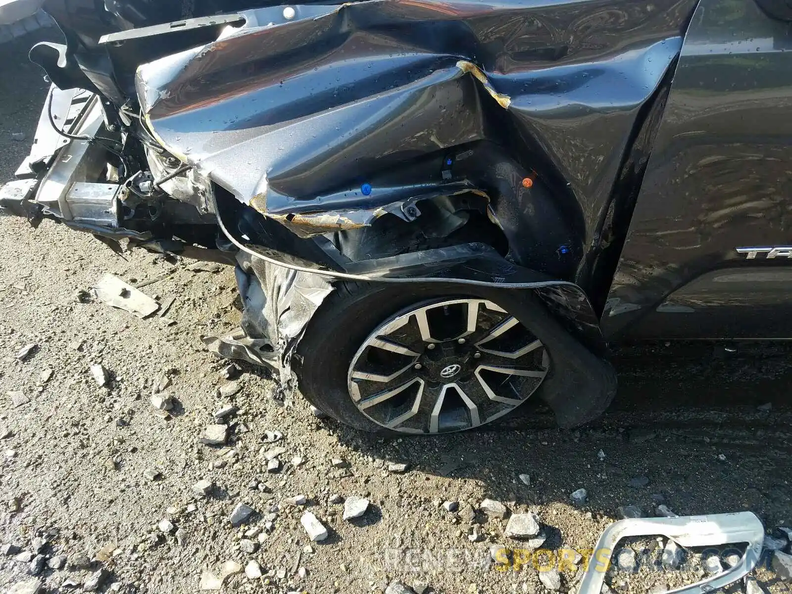 9 Photograph of a damaged car 5TFCZ5AN6LX230938 TOYOTA TACOMA 2020