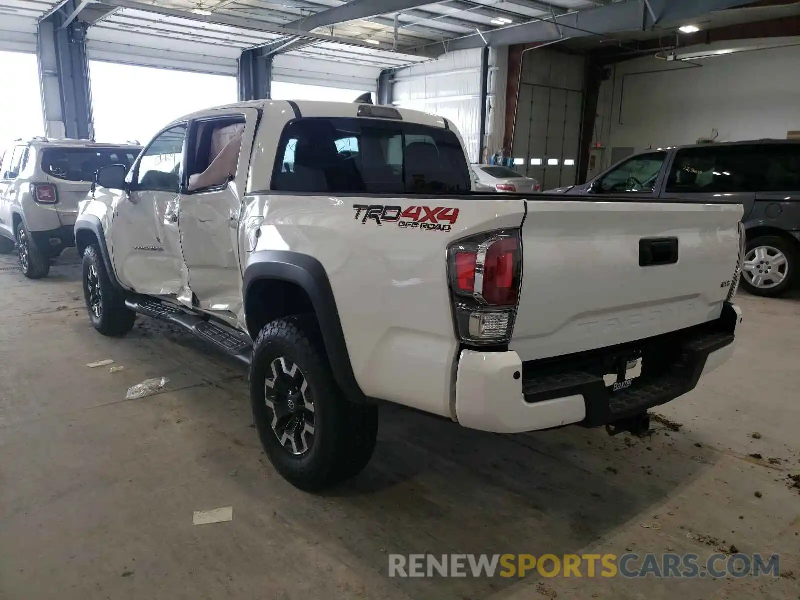 3 Фотография поврежденного автомобиля 5TFCZ5AN7LX220127 TOYOTA TACOMA 2020