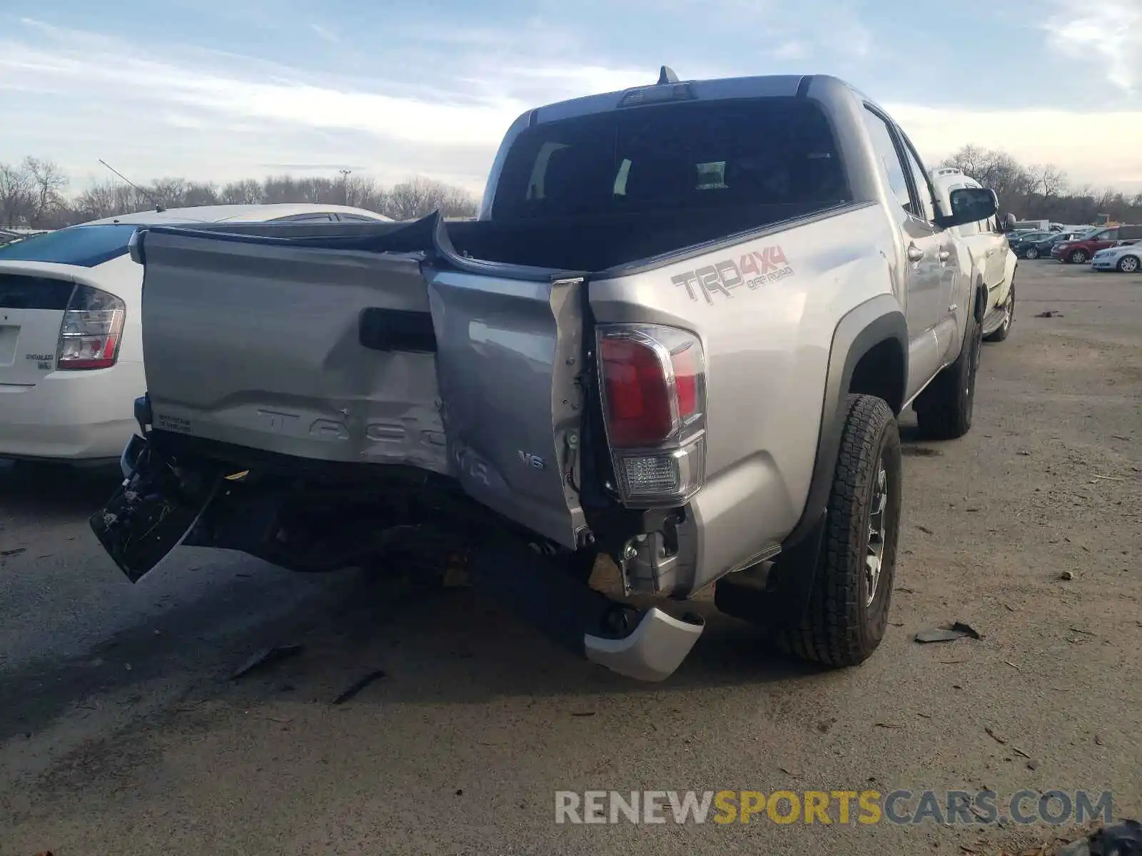 4 Фотография поврежденного автомобиля 5TFCZ5AN7LX236411 TOYOTA TACOMA 2020