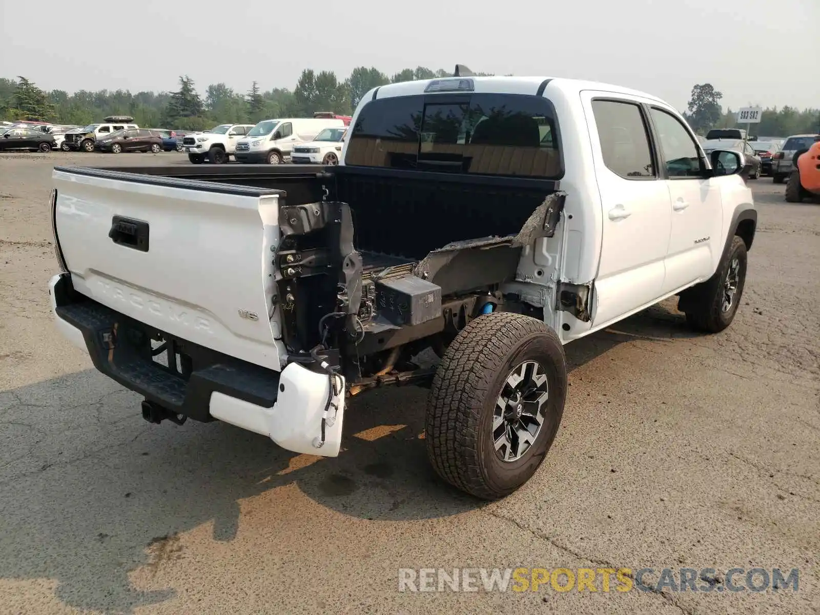 4 Photograph of a damaged car 5TFCZ5AN7LX241592 TOYOTA TACOMA 2020