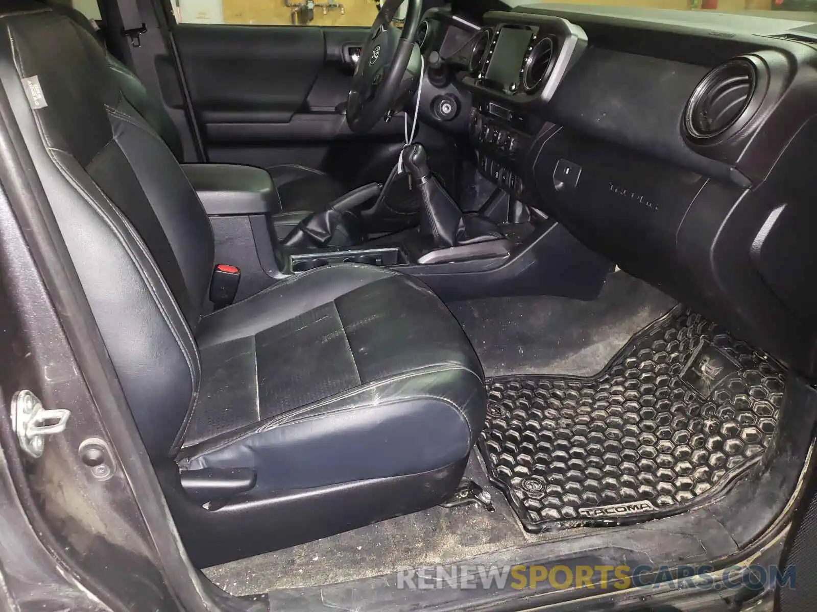 5 Photograph of a damaged car 5TFCZ5AN8LX220007 TOYOTA TACOMA 2020