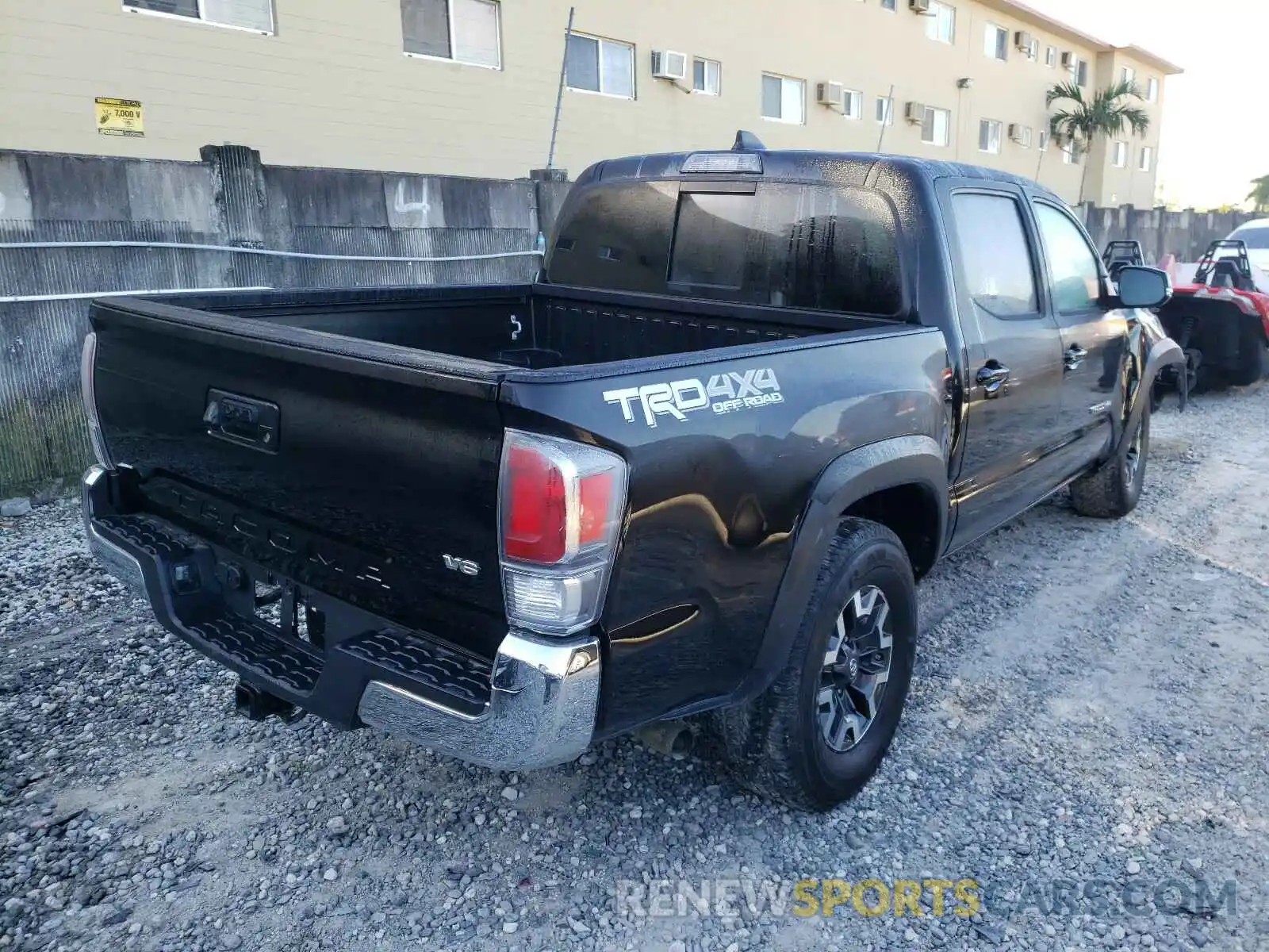 4 Фотография поврежденного автомобиля 5TFCZ5AN8LX222145 TOYOTA TACOMA 2020