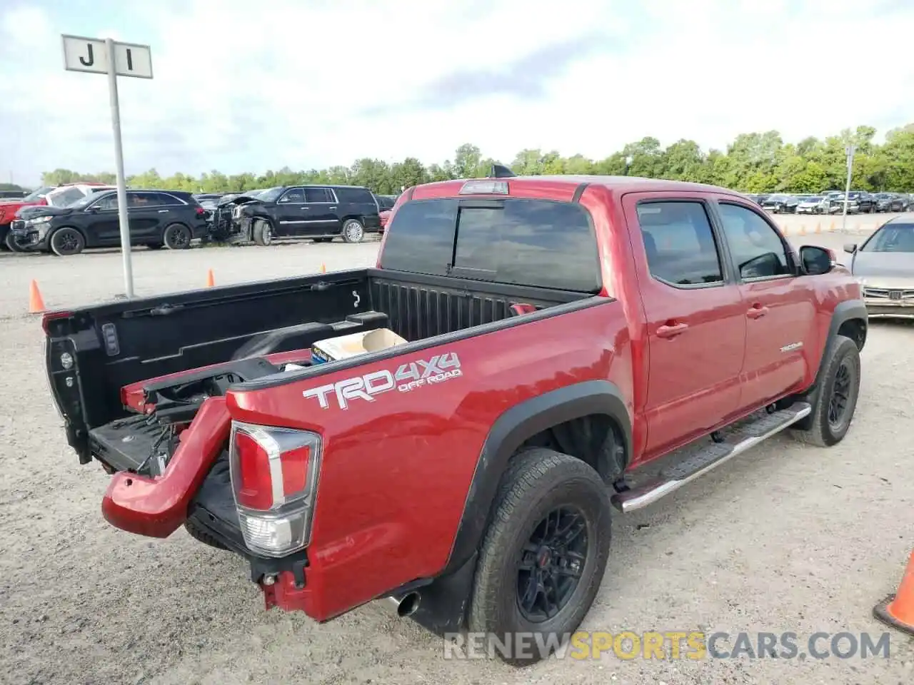 4 Photograph of a damaged car 5TFCZ5AN8LX239124 TOYOTA TACOMA 2020