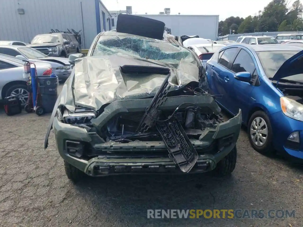 9 Photograph of a damaged car 5TFCZ5AN9LX227161 TOYOTA TACOMA 2020