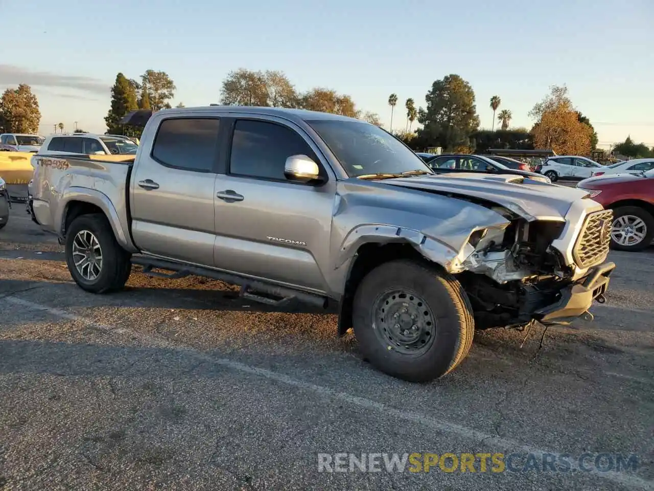 4 Фотография поврежденного автомобиля 5TFCZ5ANXLX215598 TOYOTA TACOMA 2020