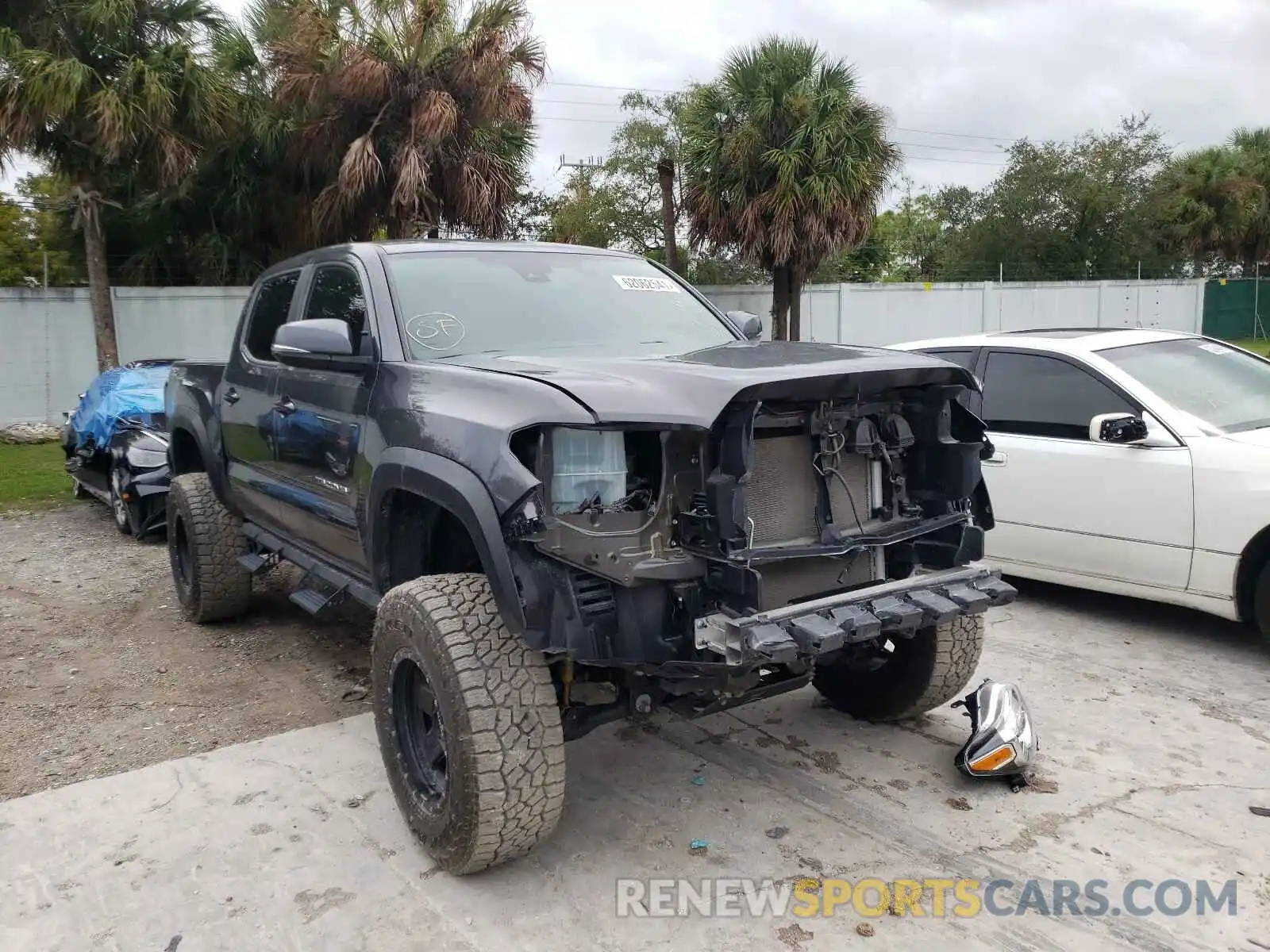 1 Photograph of a damaged car 5TFCZ5ANXLX216606 TOYOTA TACOMA 2020