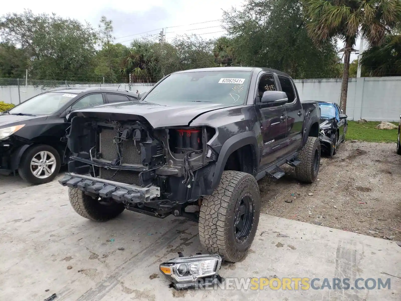 2 Photograph of a damaged car 5TFCZ5ANXLX216606 TOYOTA TACOMA 2020