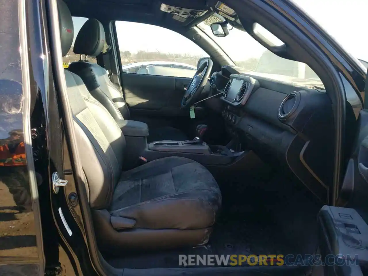 5 Photograph of a damaged car 5TFCZ5ANXLX239335 TOYOTA TACOMA 2020