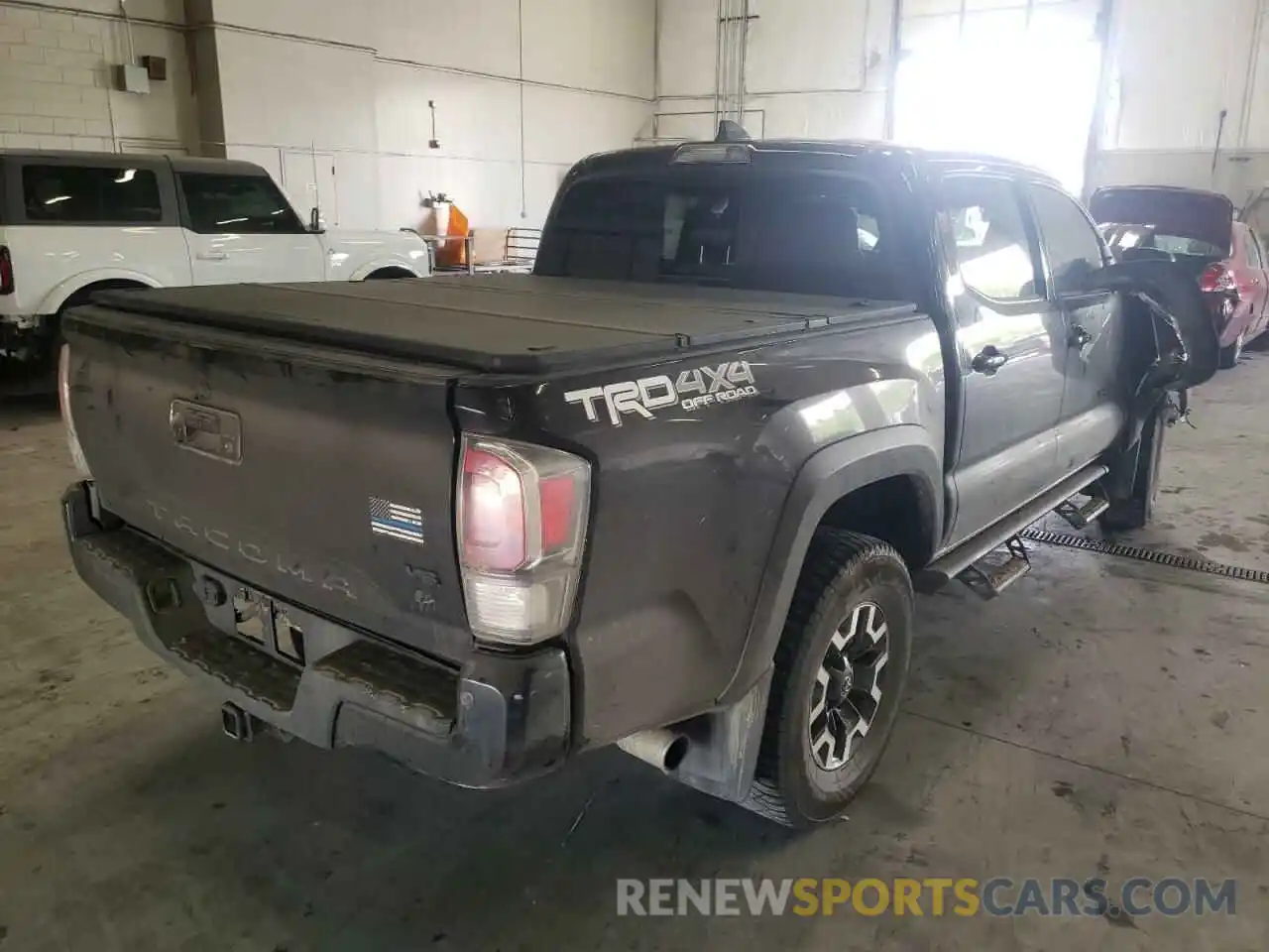 4 Photograph of a damaged car 5TFCZ5ANXLX240565 TOYOTA TACOMA 2020