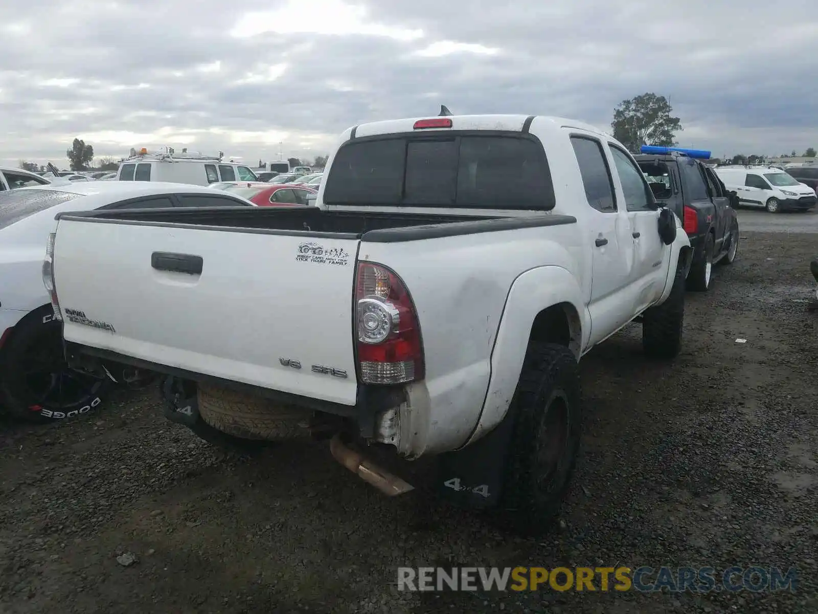 4 Photograph of a damaged car 5TFLU4EN3FX136314 TOYOTA TACOMA 2020