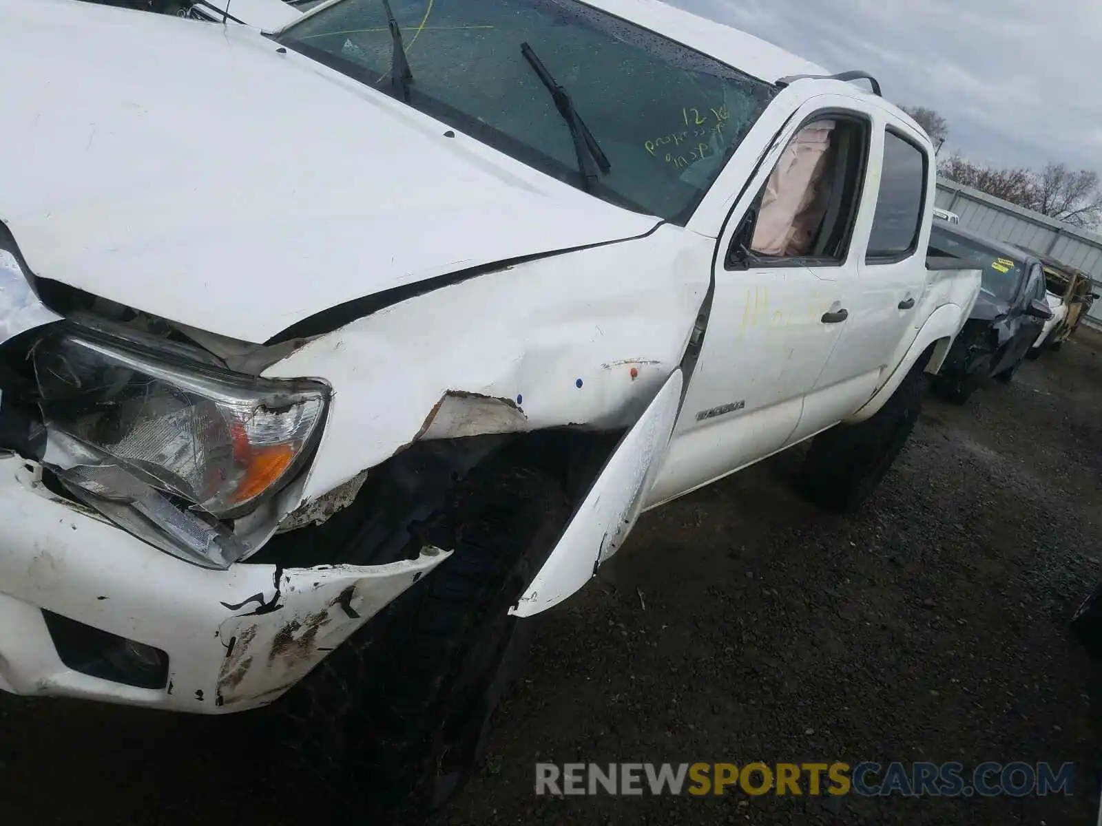 9 Photograph of a damaged car 5TFLU4EN3FX136314 TOYOTA TACOMA 2020