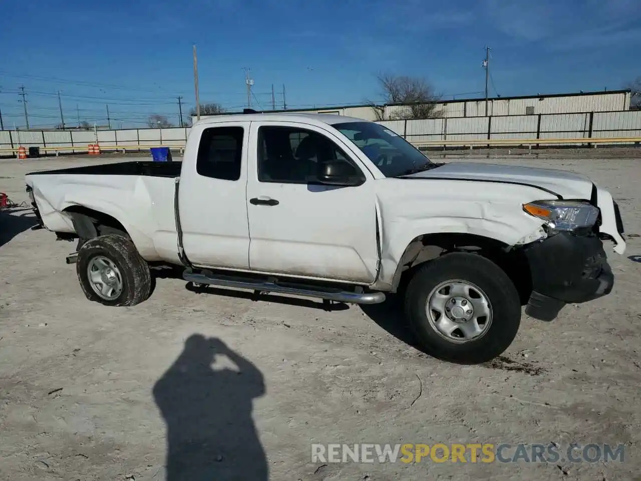 4 Photograph of a damaged car 5TFRX5GNXLX172498 TOYOTA TACOMA 2020