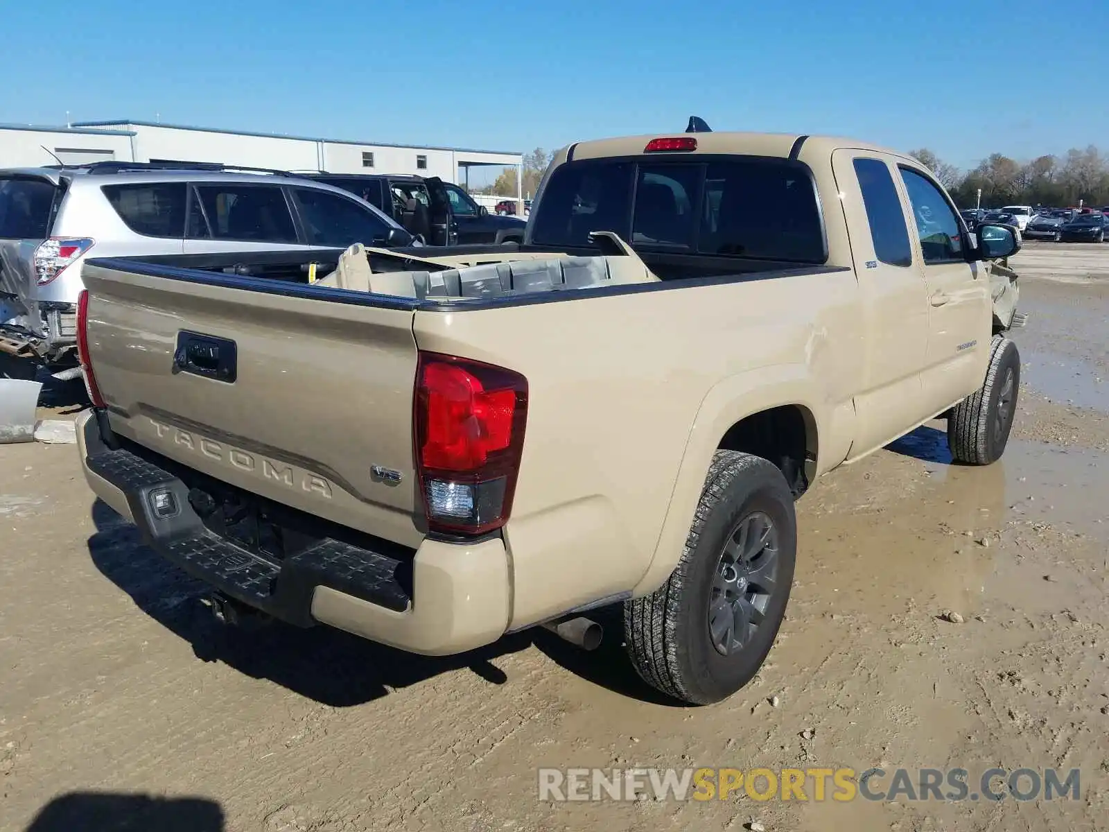 4 Photograph of a damaged car 5TFRZ5CNXLX092330 TOYOTA TACOMA 2020