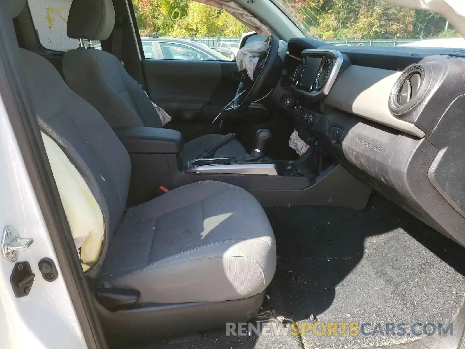 5 Photograph of a damaged car 5TFSZ5AN0LX218988 TOYOTA TACOMA 2020