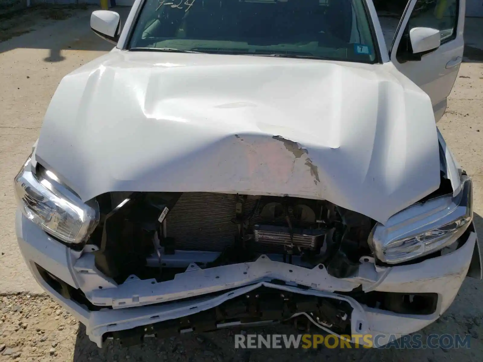 7 Photograph of a damaged car 5TFSZ5AN0LX218988 TOYOTA TACOMA 2020