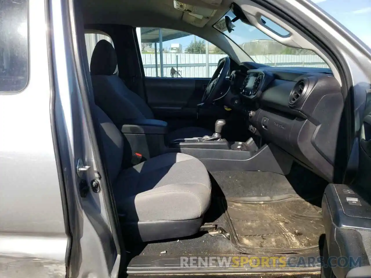 5 Photograph of a damaged car 5TFSZ5AN5LX218811 TOYOTA TACOMA 2020