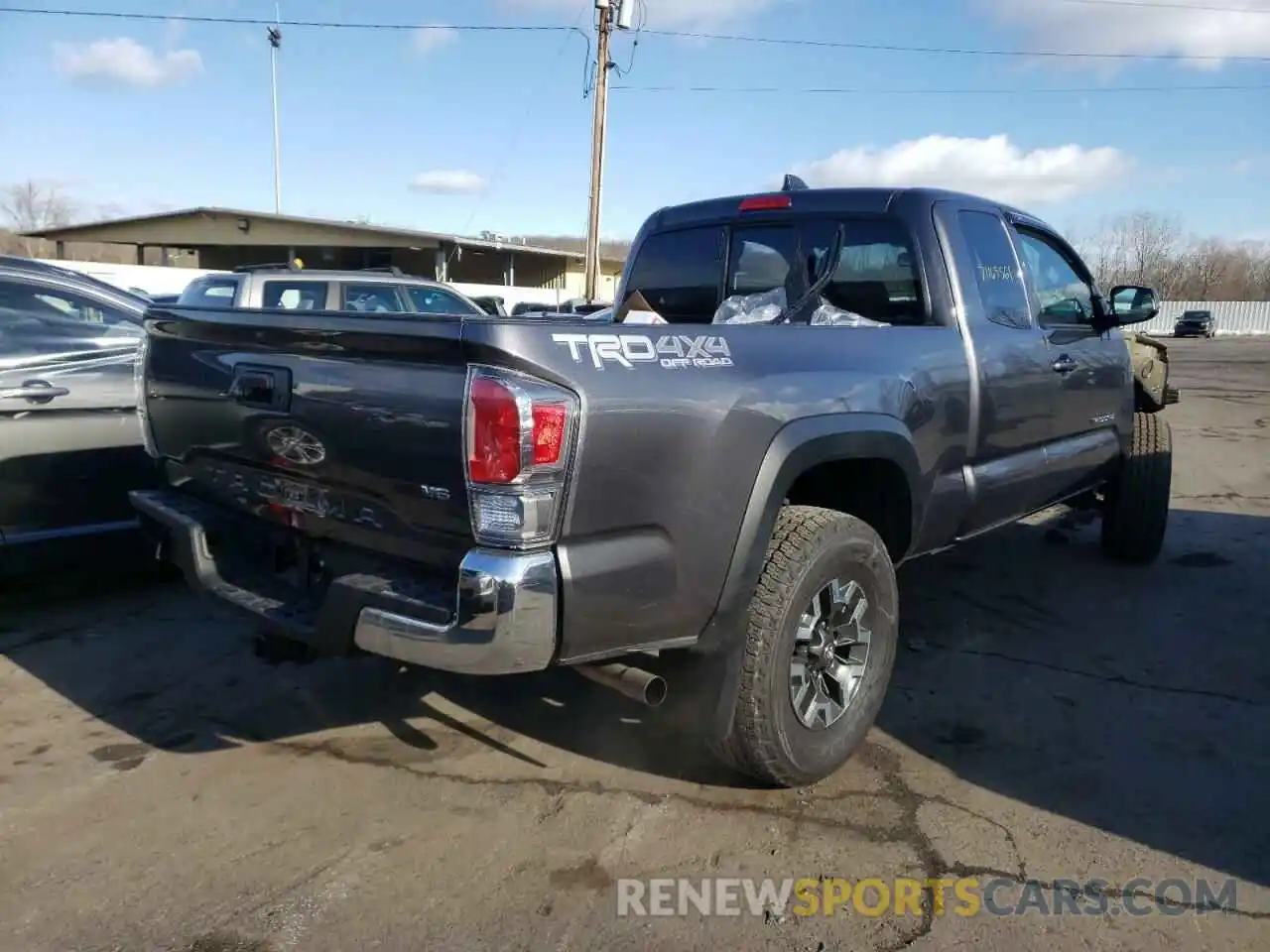 4 Photograph of a damaged car 5TFSZ5AN5LX221594 TOYOTA TACOMA 2020