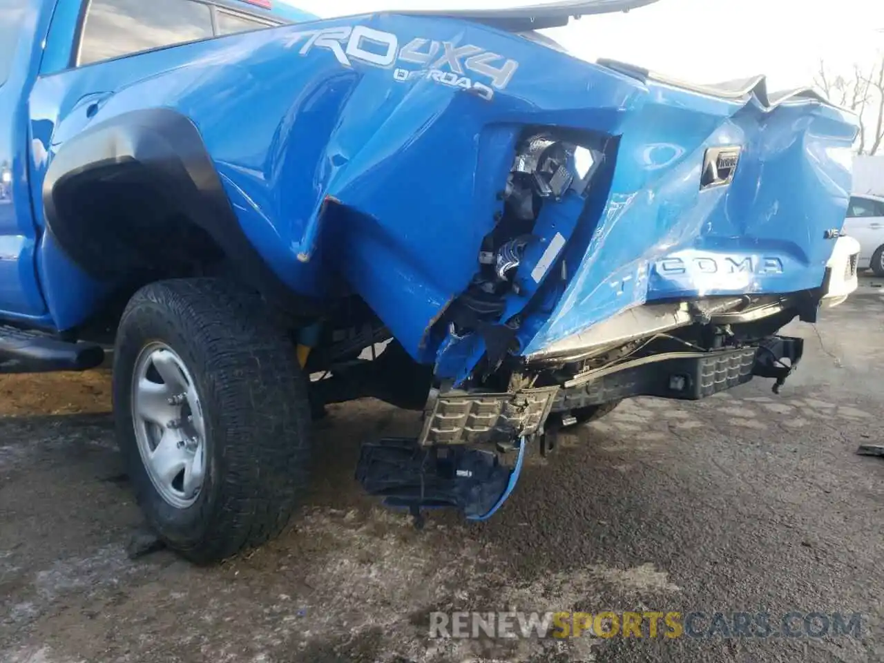 9 Photograph of a damaged car 5TFSZ5AN5LX225029 TOYOTA TACOMA 2020