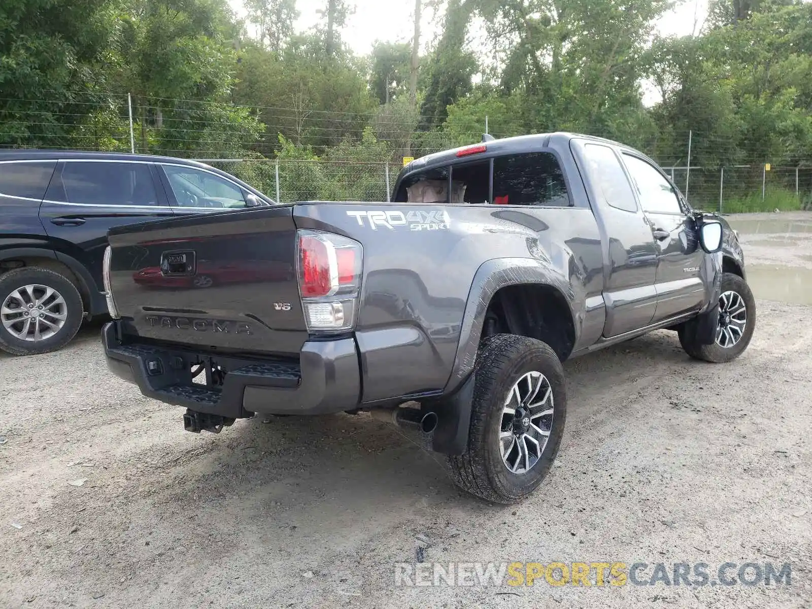 4 Photograph of a damaged car 5TFSZ5AN6LX211561 TOYOTA TACOMA 2020