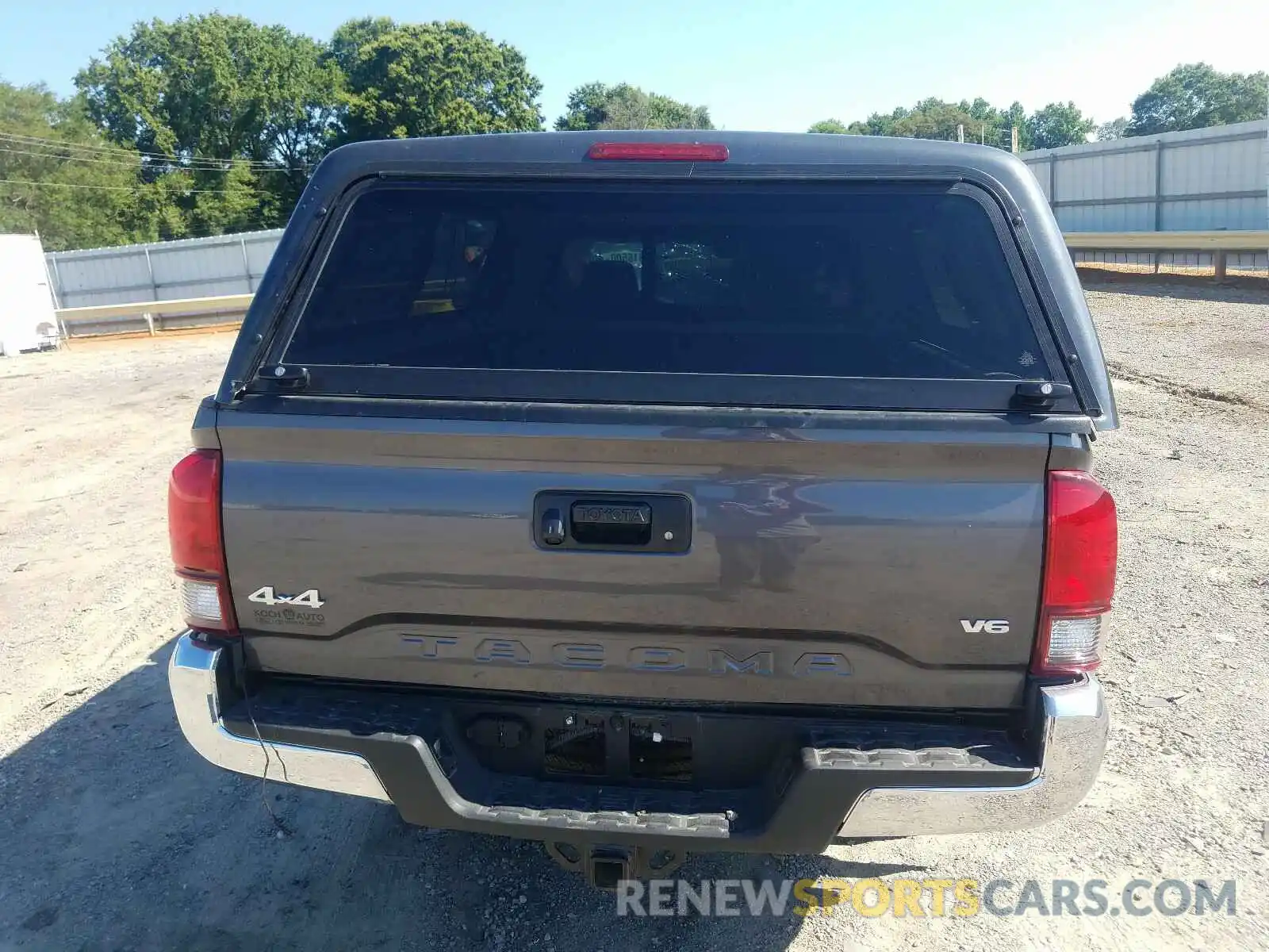 6 Photograph of a damaged car 5TFSZ5AN6LX216212 TOYOTA TACOMA 2020