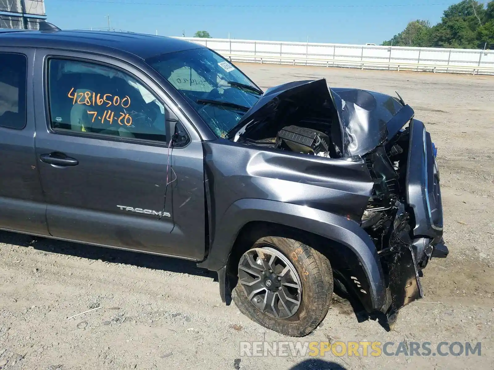 9 Photograph of a damaged car 5TFSZ5AN6LX216212 TOYOTA TACOMA 2020