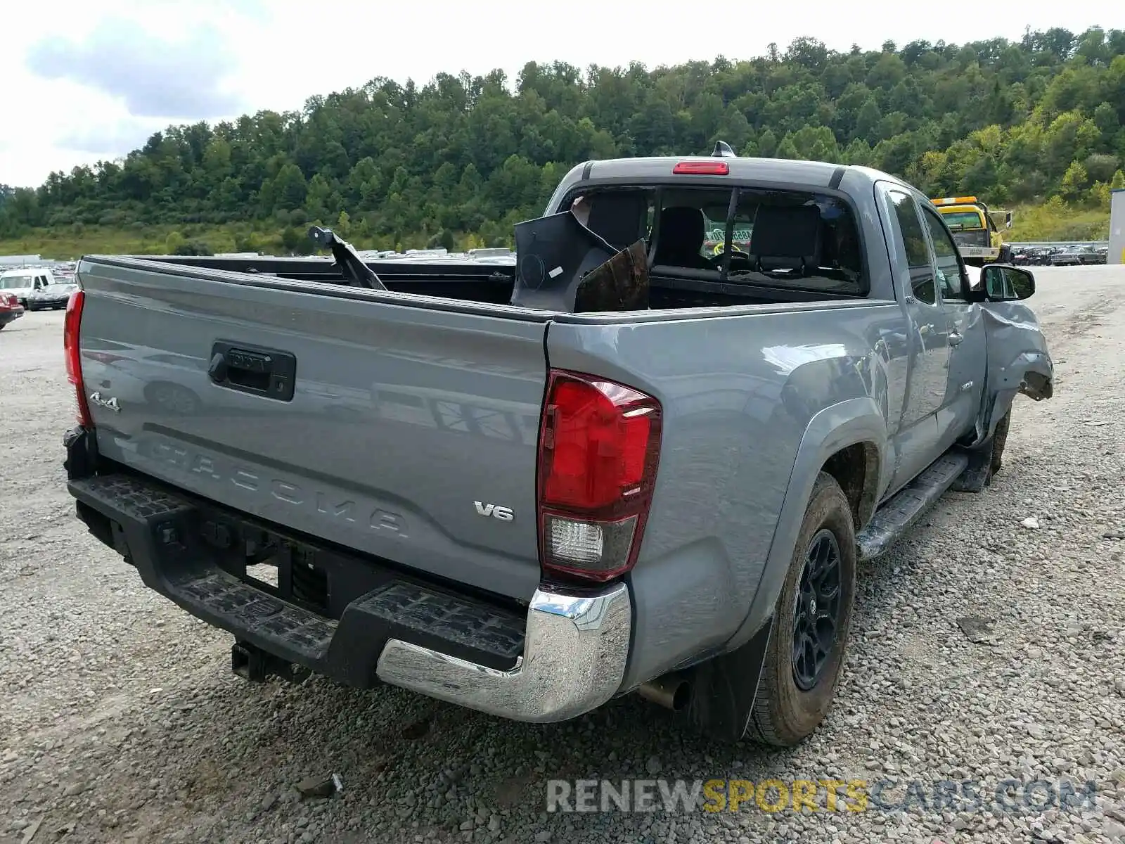 4 Photograph of a damaged car 5TFSZ5AN6LX221331 TOYOTA TACOMA 2020