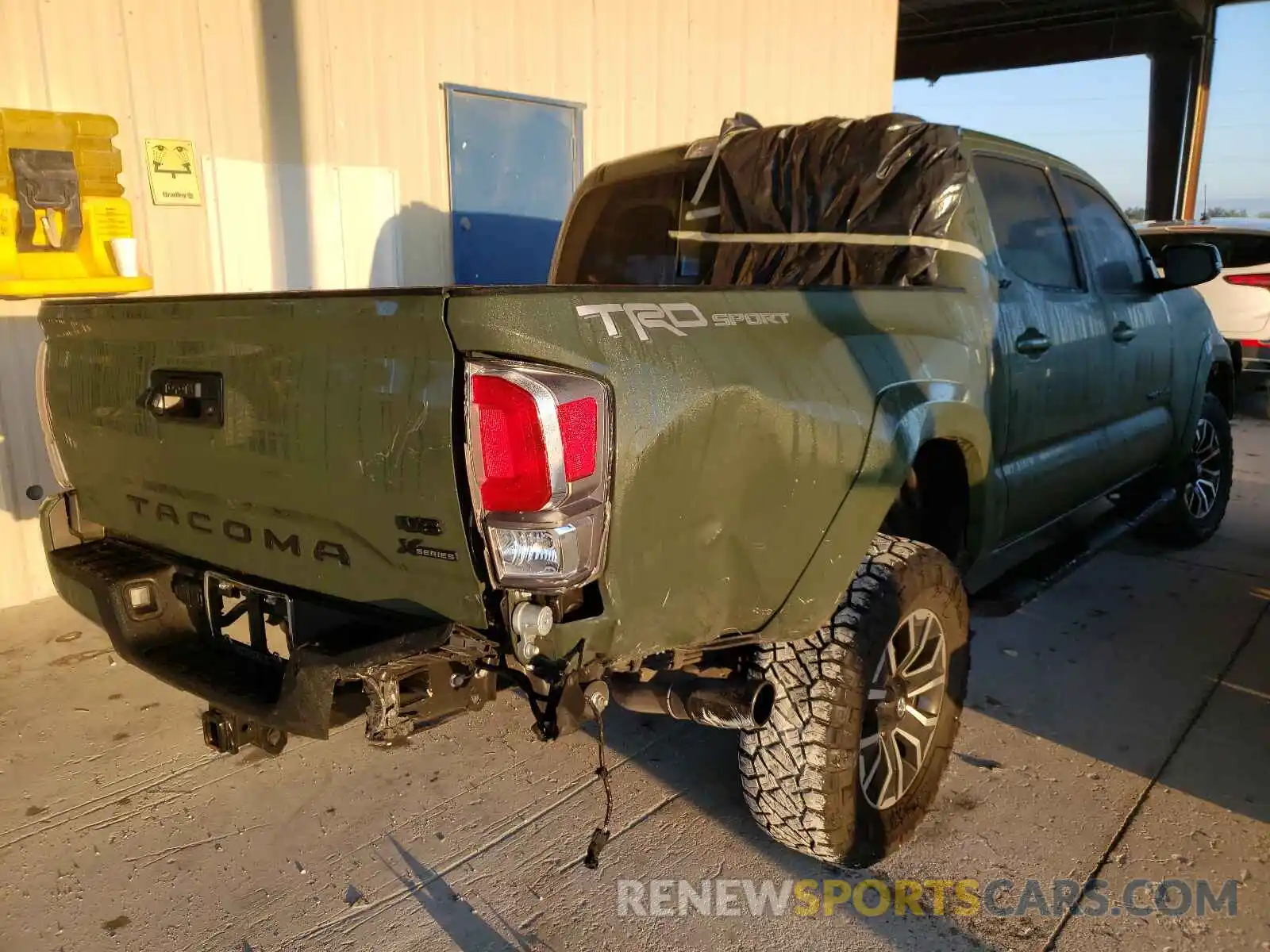 4 Photograph of a damaged car 3TMAZ5CN8MM151914 TOYOTA TACOMA 2021