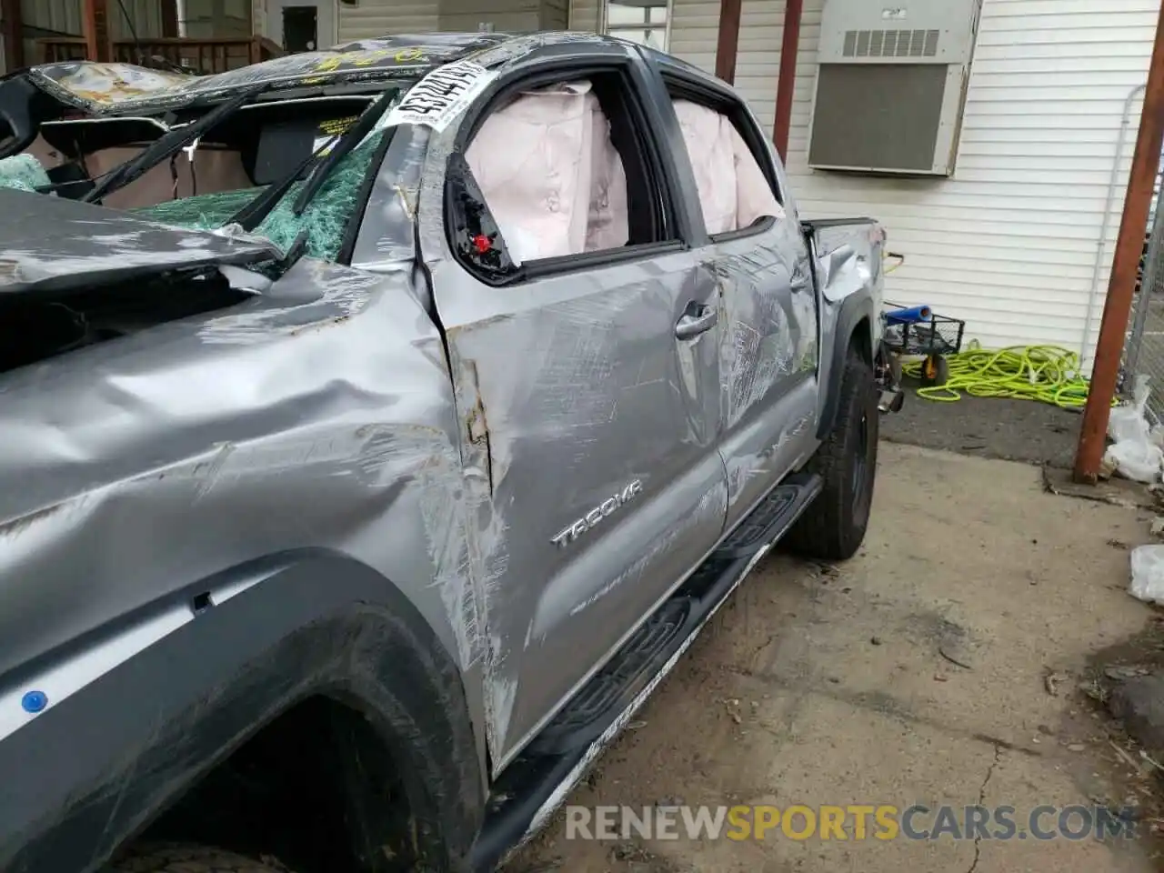 10 Photograph of a damaged car 3TYCZ5AN0MT016040 TOYOTA TACOMA 2021