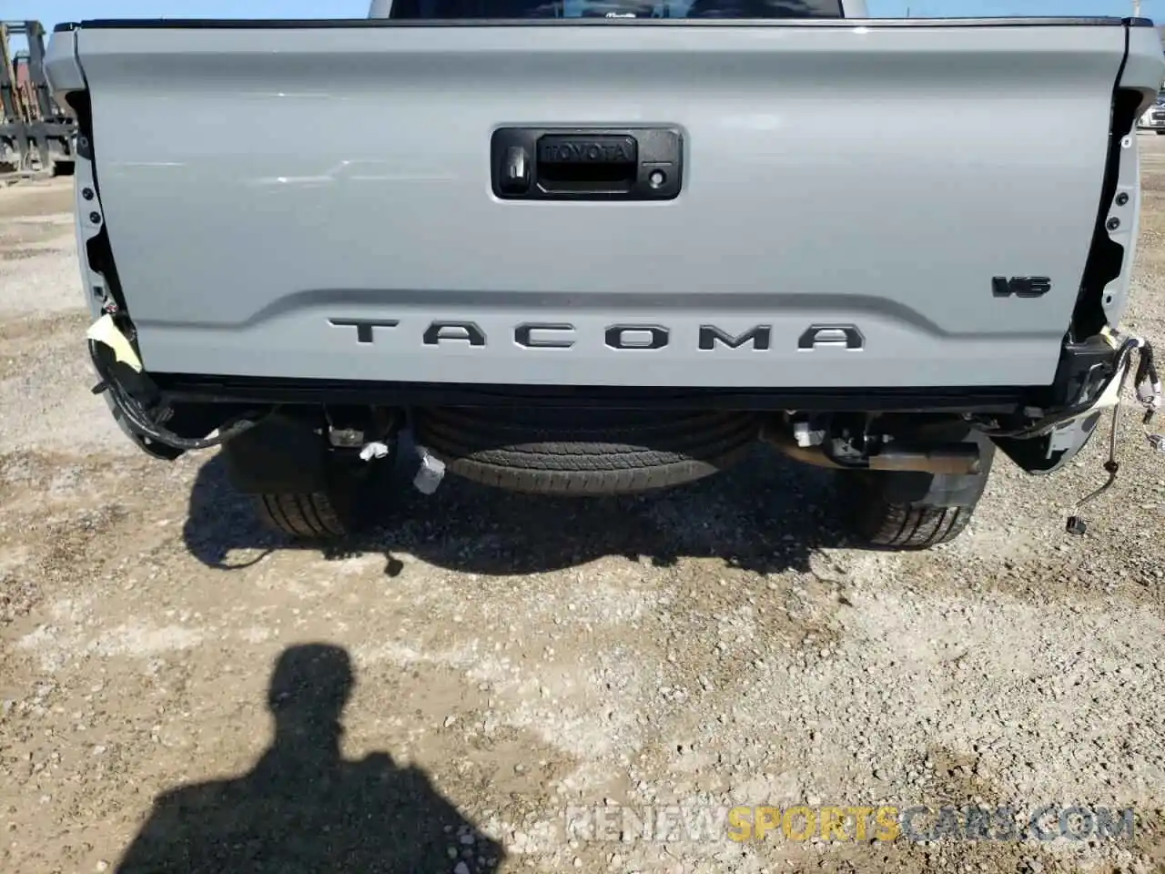 9 Photograph of a damaged car 3TYCZ5ANXMT047831 TOYOTA TACOMA 2021