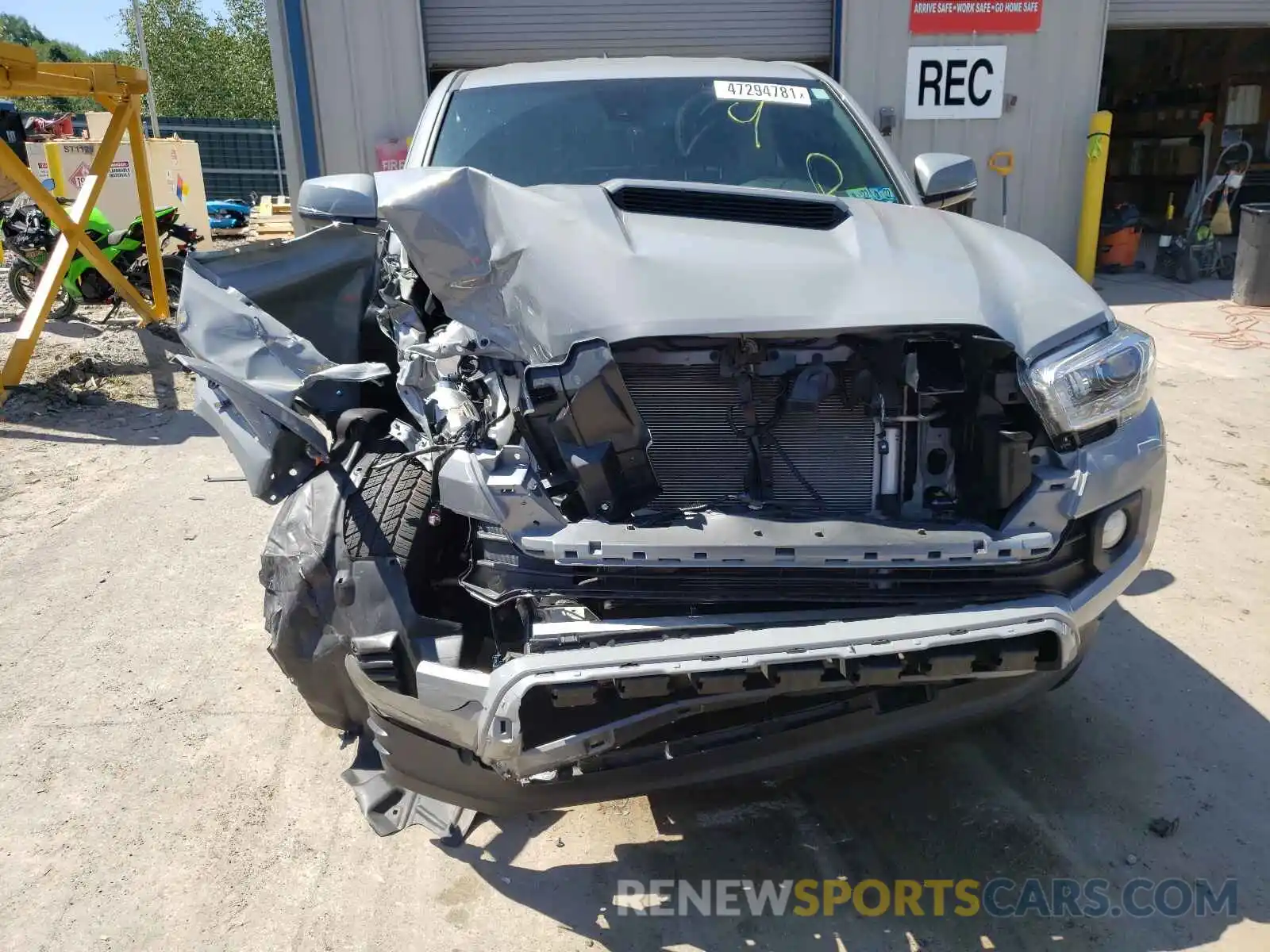 9 Photograph of a damaged car 3TYSZ5AN9MT017120 TOYOTA TACOMA 2021