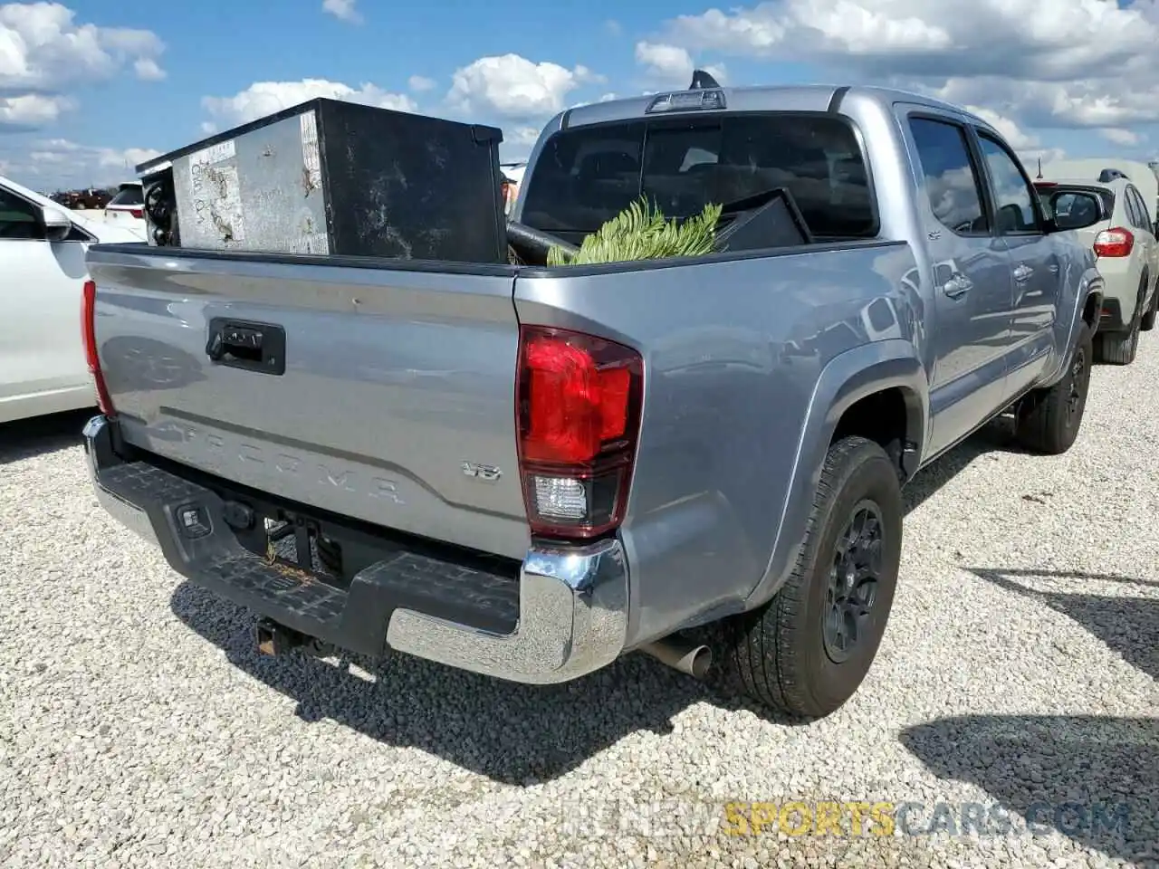 4 Photograph of a damaged car 5TFAZ5CN8MX116025 TOYOTA TACOMA 2021