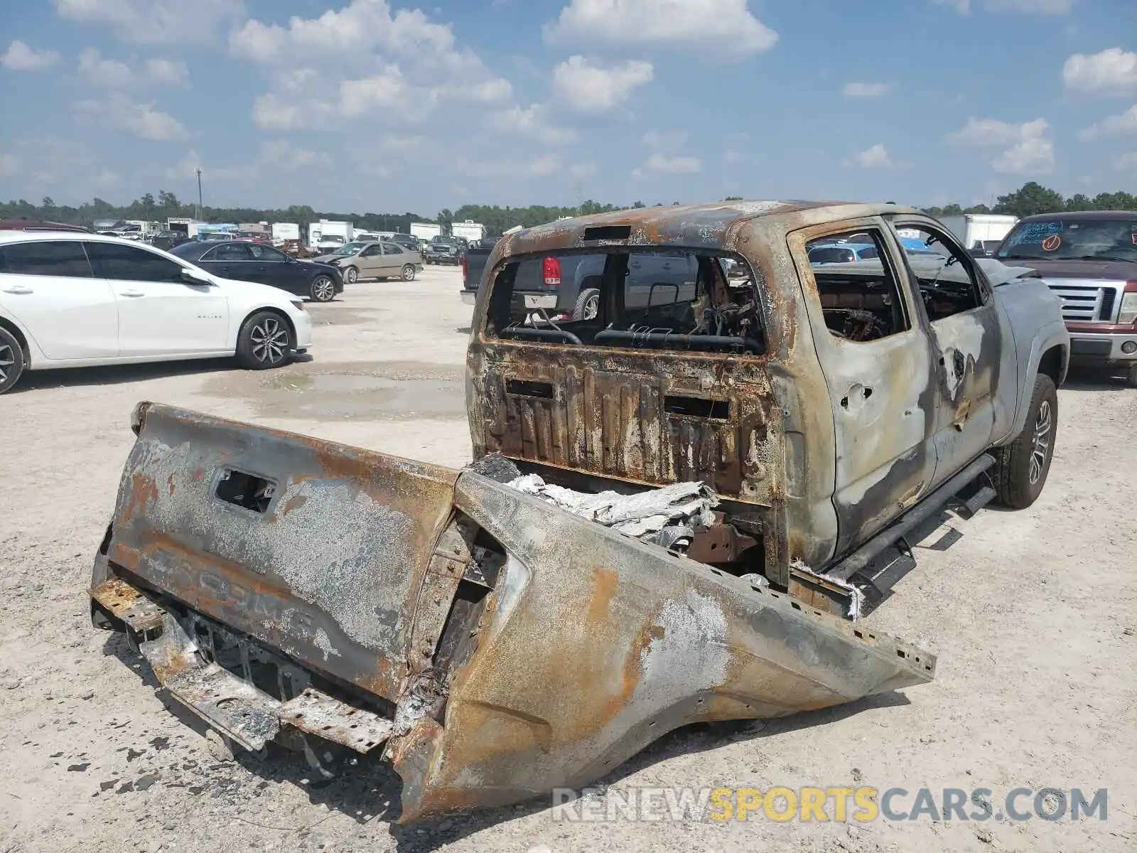 4 Photograph of a damaged car 5TFAZ5CN9MX099199 TOYOTA TACOMA 2021