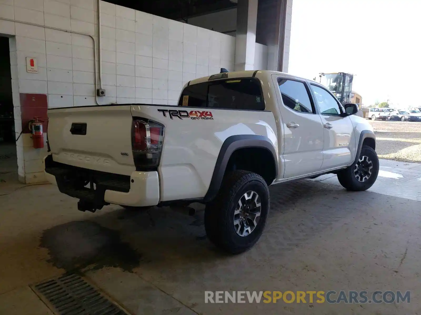 4 Photograph of a damaged car 5TFCZ5AN0MX265010 TOYOTA TACOMA 2021