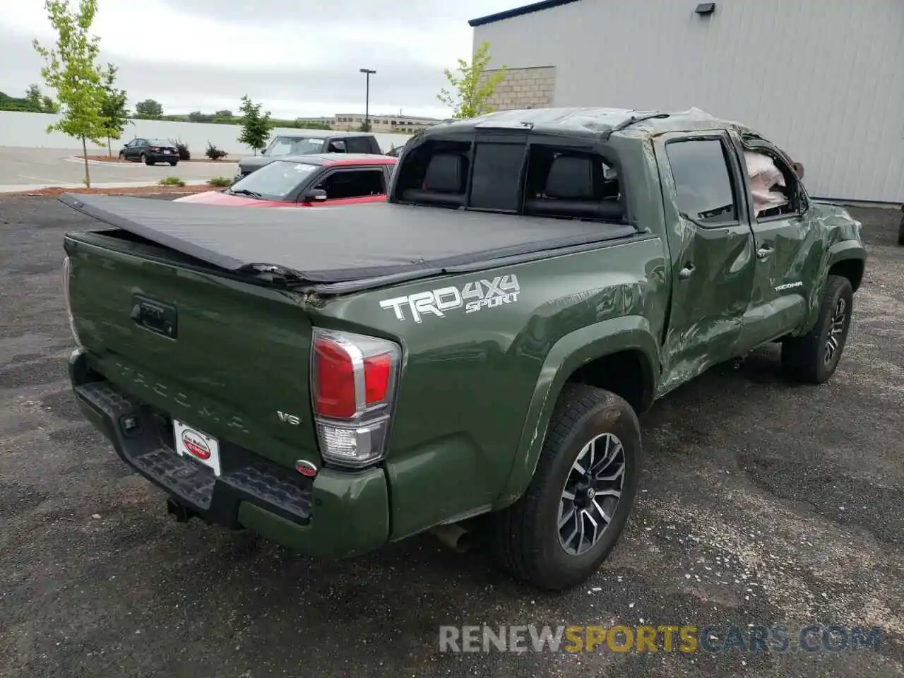 4 Photograph of a damaged car 5TFCZ5AN3MX262585 TOYOTA TACOMA 2021