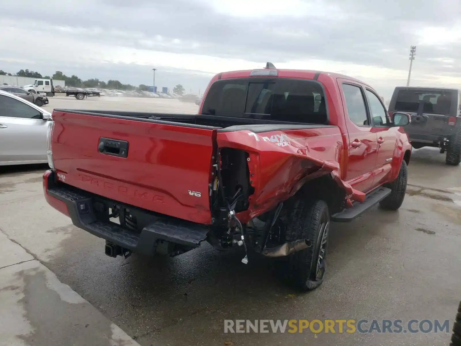 4 Photograph of a damaged car 5TFCZ5AN4MX274082 TOYOTA TACOMA 2021