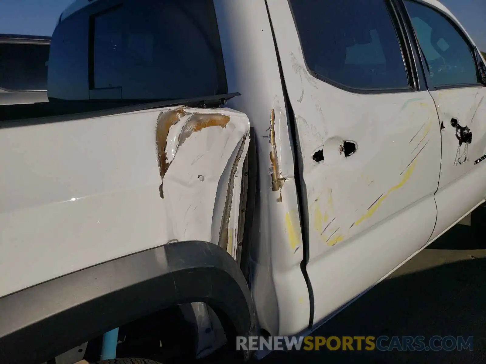 9 Photograph of a damaged car 5TFCZ5AN6MX264816 TOYOTA TACOMA 2021