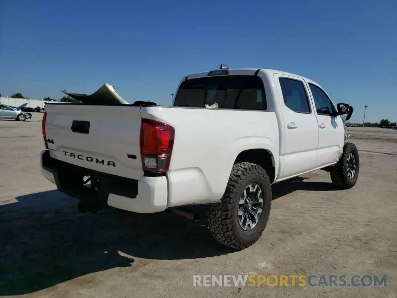 4 Photograph of a damaged car 5TFCZ5AN7MX272472 TOYOTA TACOMA 2021