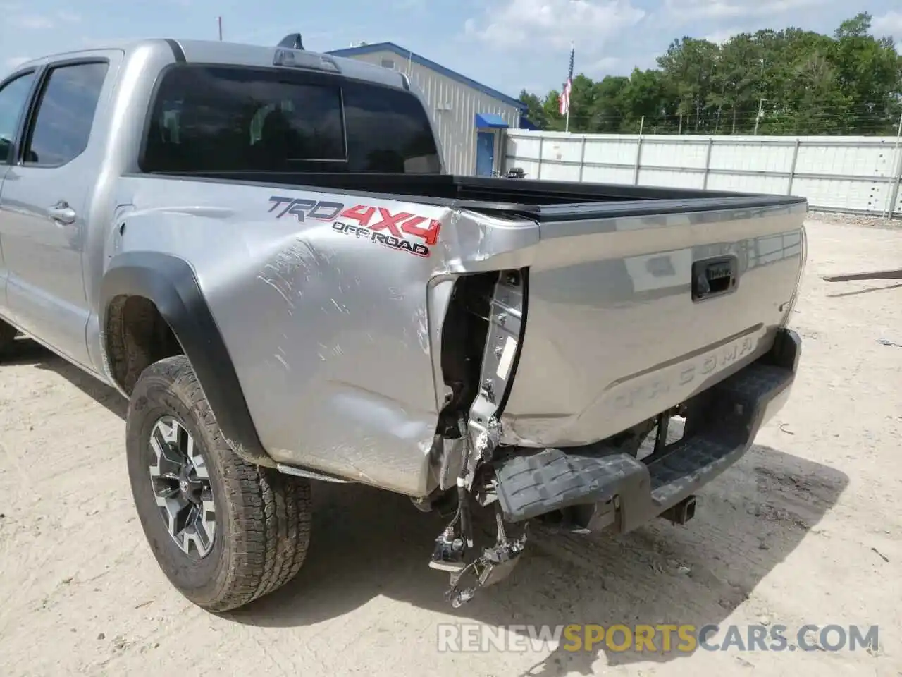 9 Photograph of a damaged car 5TFCZ5AN8MX264462 TOYOTA TACOMA 2021