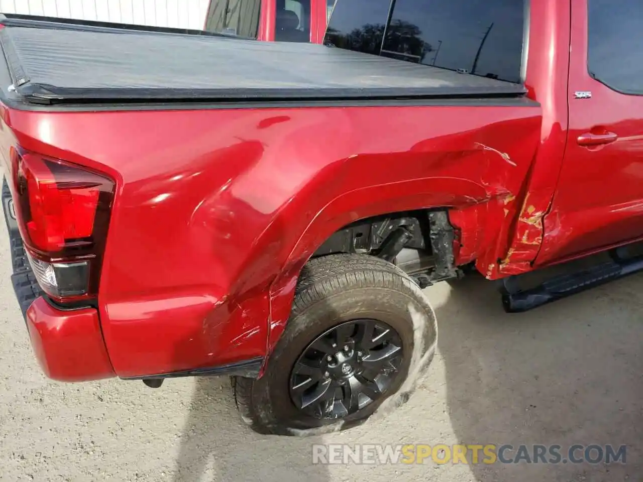 9 Photograph of a damaged car 3TMAZ5CN4NM160336 TOYOTA TACOMA 2022