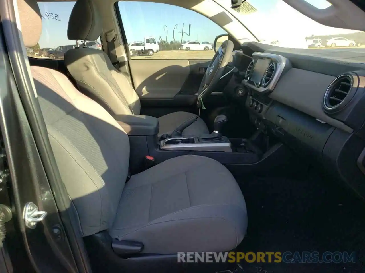 5 Photograph of a damaged car 3TMAZ5CN5NM168140 TOYOTA TACOMA 2022