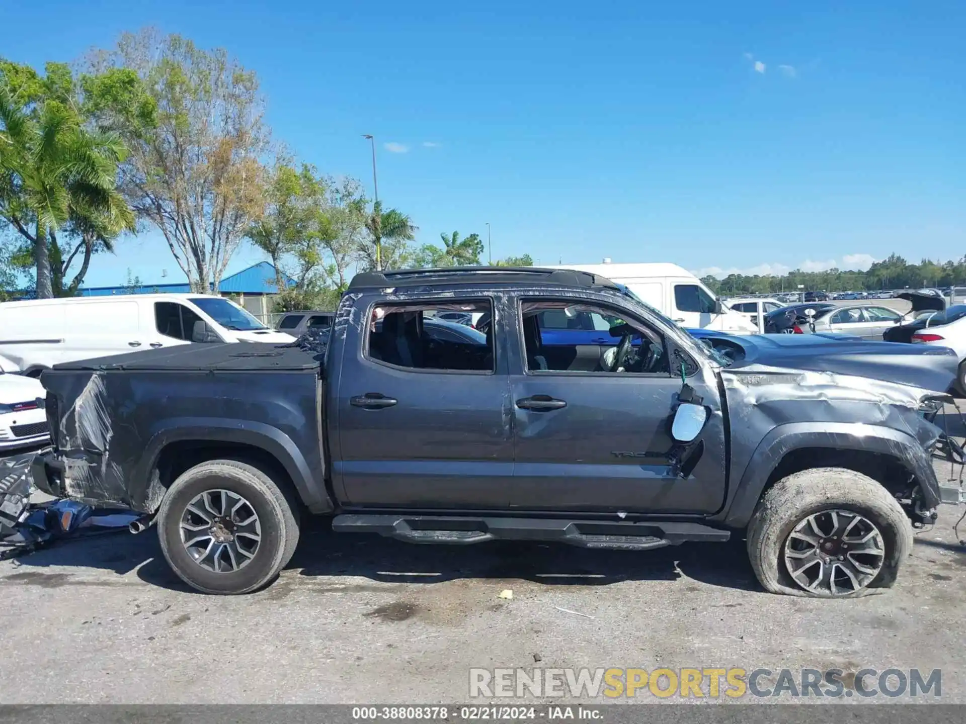 14 Photograph of a damaged car 3TMAZ5CN5NM169224 TOYOTA TACOMA 2022